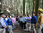 施主様と一緒に山の見学写真