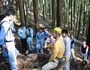 施主様と一緒に山の見学写真